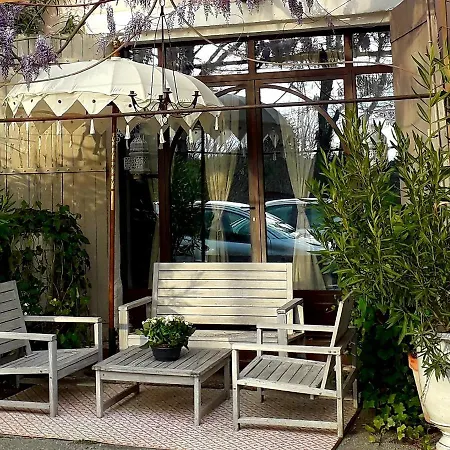 De La Glycine Bed & Breakfast *